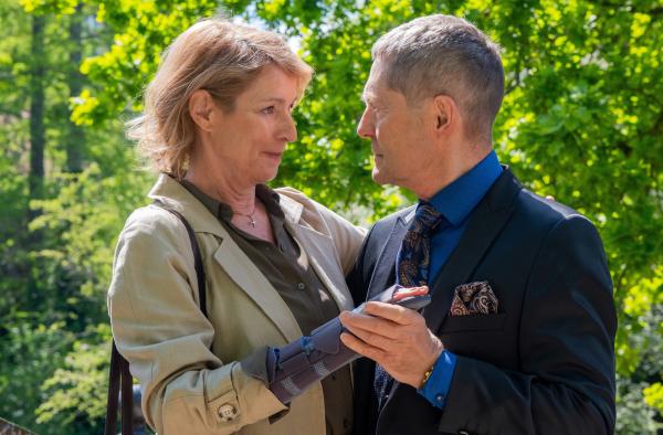 Bild 1 von 12: Dr. Rolf Kaminski (Udo Schenk) schwebt seit Kurzem auf Wolke sieben. Seine Patientin Marla Lambert (Kirsten Block) ist eine attraktive und ihm intellektuell ebenbürtige Frau. Könnte sie mehr für ihn sein als nur eine Freundin im Geiste?