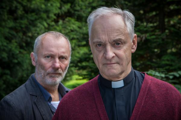 Bild 1 von 7: Die feindlichen Brüder Christopher (Aden Gillett, l.) und Peter Corby (Malcolm Sinclair, r.) bei einer ihrer tunlichst seltenen Begegnungen.