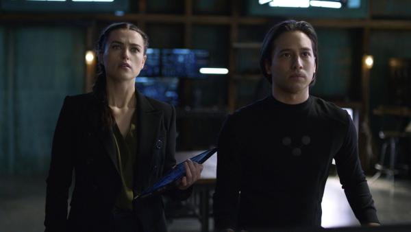 Bild 1 von 6: Lena Luthor (Katie McGrath, l.); Brainiac-5 (Jesse Rath, r.)