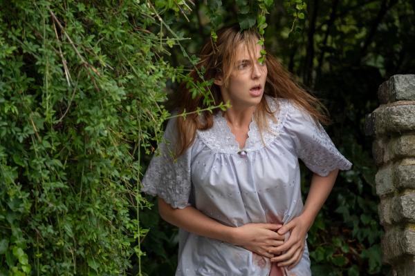 Bild 1 von 3: Auch in Großbritannien hat Villanelle (Jodie Comer) mit ihren Verletzungen zu kämpfen. Dennoch ist sie ihrem Ziel einen Schritt näher gekommen.