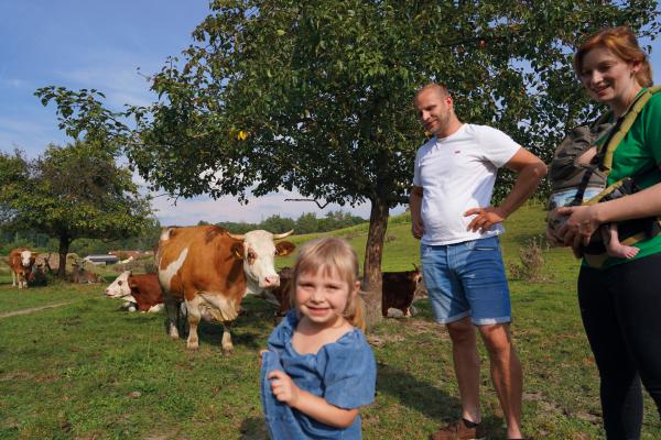 Bild 1 von 9: Von einem Tag auf den anderen hat Simon Mondel nach einem Unfall des Vaters den elterlichen Hof übernommen. Mutter Beate und Freundin Petra helfen tatkräftig mit. Die Töchter Emelie und Liora wachsen mit den Großeltern am Hof auf.