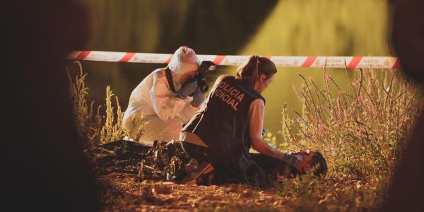 Bild 1 von 8: Als in Madrid die Leiche eines Jugendlichen aus dem Wasser gefischt wird, übernimmt Kommissarin María Ruiz (Marta Nieto, r.) den Fall.