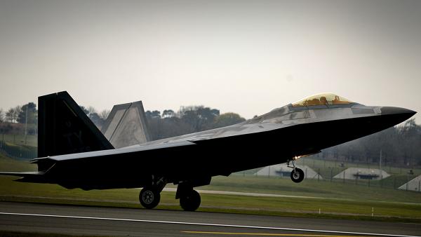 Bild 1 von 3: Um von feindlichen Radarsystem nicht aufgespürt zu werden, ist die F-22 mit einer speziellen Beschichtung lackiert.