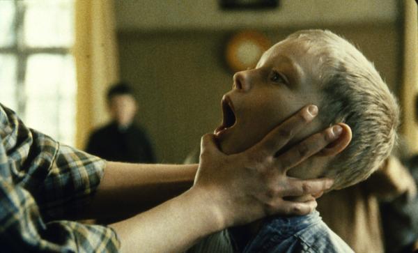 Bild 1 von 2: Ole (Harald Lönnbro) zeigt der Lehrerin voller Stolz seinen Wackelzahn.