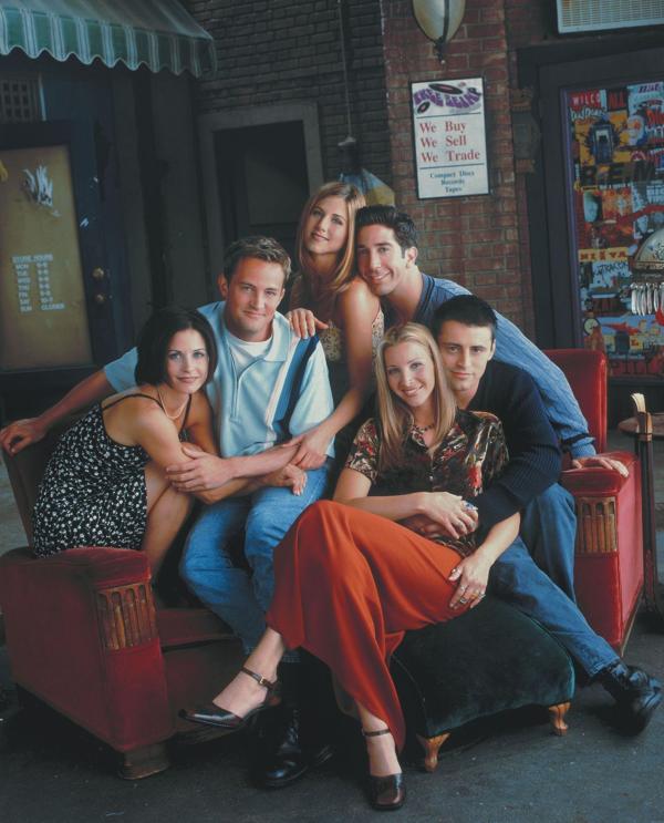 Bild 1 von 6: (6. Staffel) - Die sechs Freunde halten zusammen wie Pech und Schwefel: Joey (Matt LeBlanc, r.), Phoebe (Lisa Kudrow, 2.v.r.), Ross (David Schwimmer, 3.v.r.), Rachel (Jennifer Aniston, 3.v.l.), Chandler (Matthew Perry, 2.v.l.) und Monica (Courteney Cox, l.).