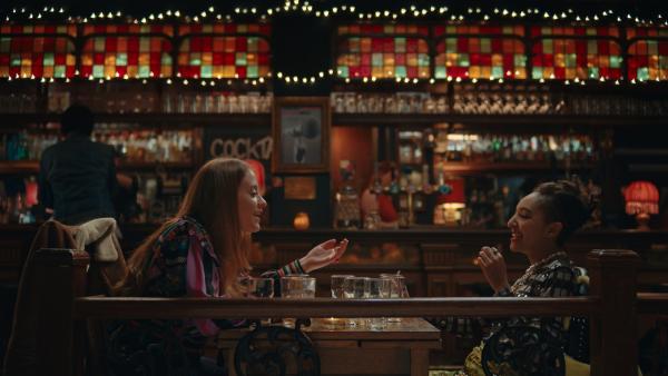 Bild 1 von 3: Jen (Máiréad Tyers, l.) und Hannah (Patricia Allison, r.) verstehen sich super. Sie haben sich in der Klinik, in der man den beiden helfen möchte, kennengelernt. Es gibt viele Gemeinsamkeiten in ihrem Leben und ohne Zauberkräfte.