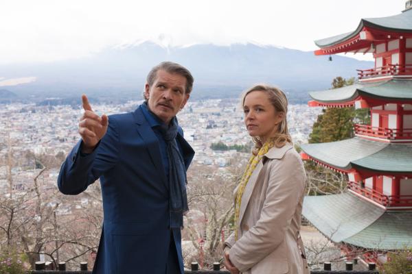 Bild 1 von 15: Die Lektorin Saskia Fährmann (Johanna Klante) hat an Bord den Bestseller-Autor Hendrik Claasen (Götz Otto) getroffen, der ein wichtiger Neuzugang für den Verlag wäre. Zusammen mit ihm begibt sie sich auf den Landausflug.