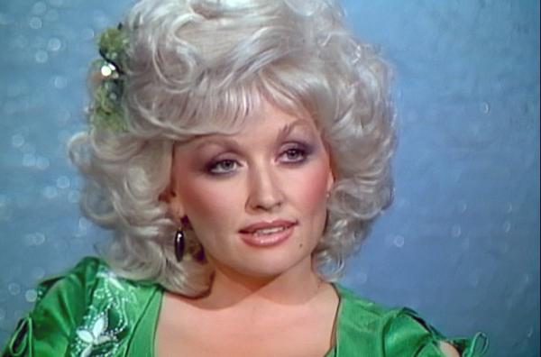 Bild 1 von 6: Ab den 1980er Jahren spielt Dolly Parton in einigen Filmen mit. Dabei hat sie nur ein Ziel: ihre Musik noch bekannter zu machen.