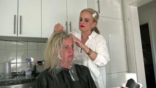 Bild 1 von 3: Mel lässt sich von Freundin Kader Strähnchen machen