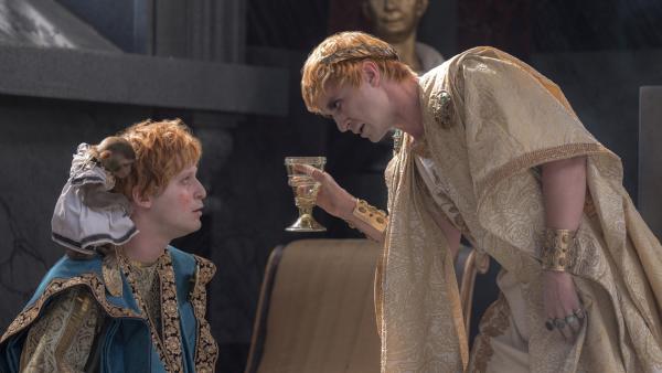 Bild 1 von 6: Fred Hechinger plays Emperor Caracalla and Joseph Quinn plays Emperor Geta in Gladiator II from Paramount Pictures.