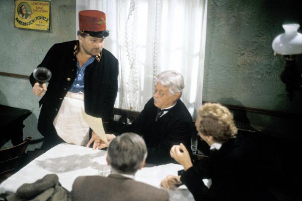 Bild 1 von 46: Im Bild (v.li.): Erwin Steinhauer (Wirt), Peter Weck (Gast).