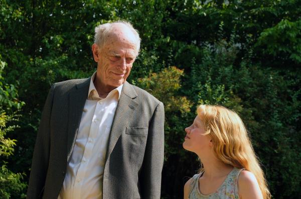 Bild 1 von 6: Stella (Stella Kann) und ihr Großvater (Rainer Kühn) kommen gut miteinander aus.