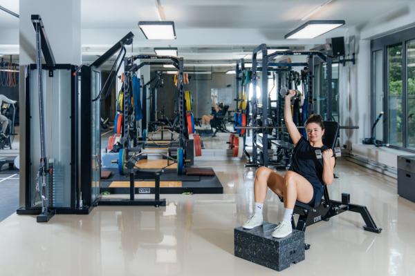 Bild 1 von 3: Protagonistin Leonie Poppe im Fitnessstudio.
