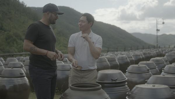 Bild 1 von 6: Carlton McCoy (l.) besucht in Jukjang-myeon eine Farm zur Herstellung von fermentierten Sojabohnen-Pasten und -Soßen, auf Koreanisch \