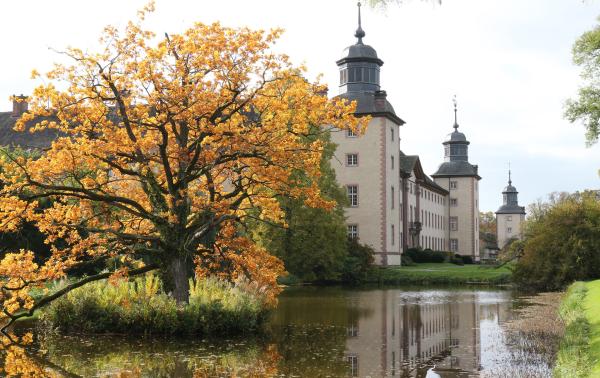 Bild 1 von 7: Schlossfassade bzw. -anlage der ehemaligen Benediktinerabtei Corvey.