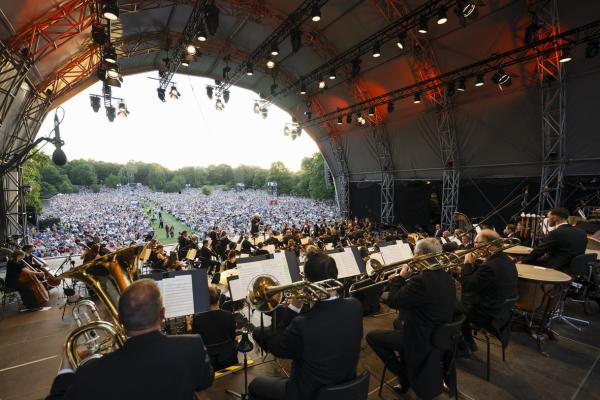 Bild 1 von 3: Klassik Open Air im Nürnberger Luitpoldhain. Zehntausende  Besucher pilgern jährlich in den grünsten Konzertsaal Europas.