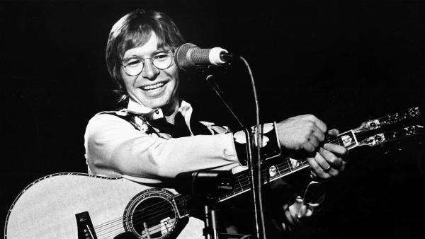 Bild 1 von 3: Zu Beginn seiner Karriere tingelt John Denver durch kleine Clubs. Nach dem ersten Plattenvertrag geht es steil bergauf.