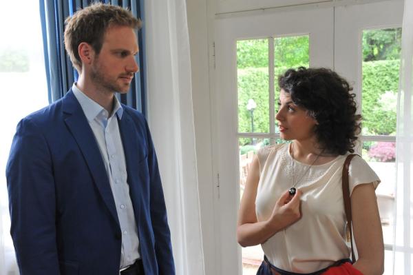 Bild 1 von 11: Leonard (Christian Feist, l.); Pauline (Liza Tzschirner, r.)