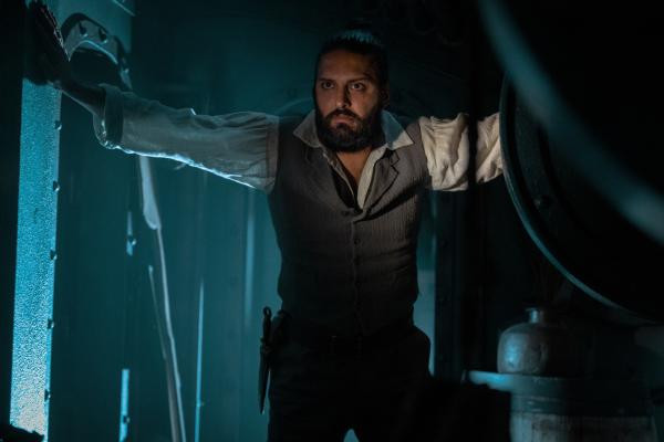 Bild 1 von 5: Auch Nemo (Shazad Latif) spürt erste Ausfallerscheinungen durch die Bakterien, die sich im aufgeheizten Innern der Nautilus ausbreiten.