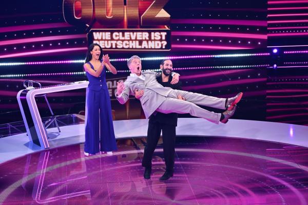Bild 1 von 6: (v.l.n.r.) Rebecca Mir; Jörg Pilawa; Massimo Sinato