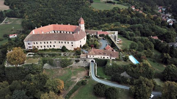 Bild 1 von 5: Burg Bernstein im Burgenland.