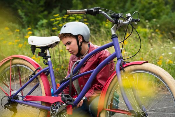 Bild 1 von 5: Ava (Mia Stieber) möchte endlich in Ruhe auf ihre Fahrradtour gehen, doch dafür muss das Rad erstmal geölt werden.