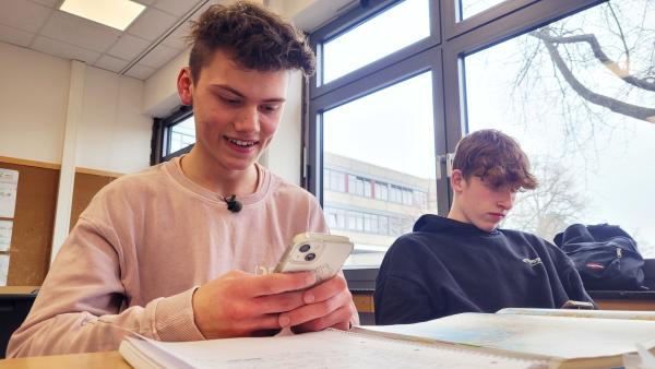 Bild 1 von 12: Immer online: Neben seiner Arbeit als Content Creator ist Noel Dederichs Einser-Schüler am Gymnasium.