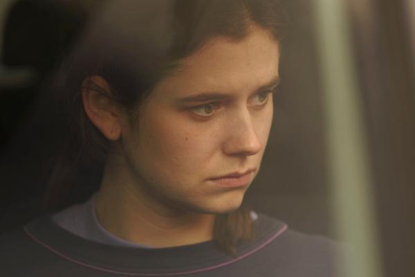 Bild 1 von 3: Kaum ist Frances (Alison Oliver) aus dem Urlaub zurück, kippt die Stimmung. Sie hat plötzlich schreckliche Schmerzen und ahnt Schlimmes.