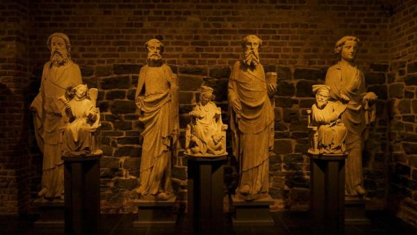 Bild 1 von 9: Meisterwerke der Parler-Dynastie: Originalfiguren des Petersportals in der Domschatzkammer.