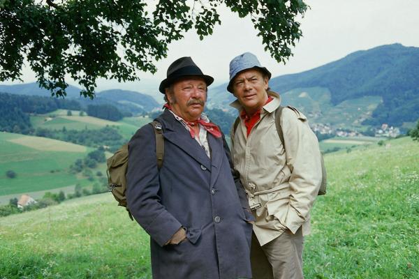 Bild 1 von 1: Prof. Brinkmann (Klausjürgen Wussow, r.) trifft beim Besuch in seiner Berghütte Boris (Gustl Bayrhammer, l.), der auf der Durchreise ist, mit dem er sich aber bald blendend versteht.