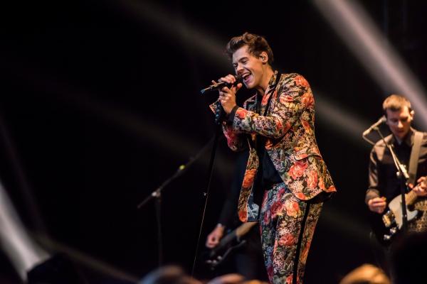 Bild 1 von 3: Im August 2017 präsentiert Harry Styles sein erstes Soloalbum im BBC-Studio in Manchester.