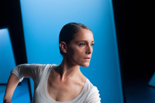 Bild 1 von 5: Zoé (Ariane Labed) lebt ihren Traum als Étoile der Opéra Garnier weiter. Sie ist sehr gefragt und steht als Haupttänzerin vieler Stücke häufig im Rampenlicht. Doch hinter den Kulissen bahnen sich düstere Zeiten für die Opéra Garnier an.