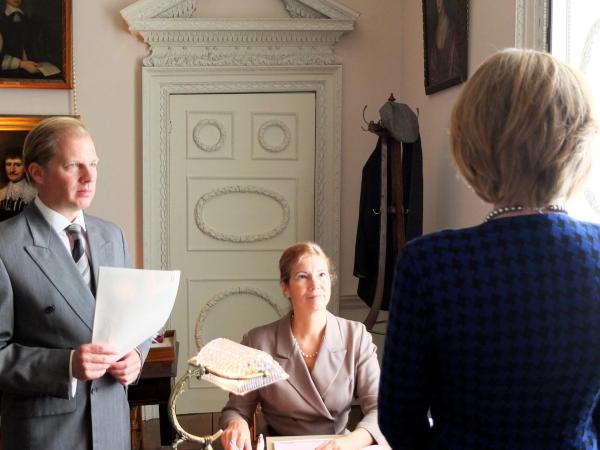 Bild 1 von 20: Im Bild: Nachgestellte Szene: Diana betritt Charles? Pressebüro.