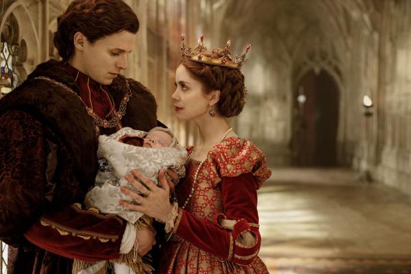 Bild 1 von 5: Henry VIII. (Ruairi O'Connor, l.); Katharina von Aragon (Charlotte Hope, r.)