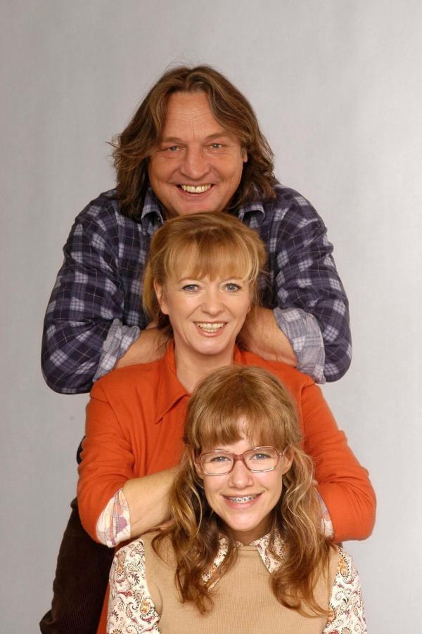 Bild 1 von 24: (2. Staffel) - Lisa (Alexandra Neldel, unten) mit ihren Eltern Bernd (Volker Herold, oben) und Helga (Ulrike Mai, M.) Plenske. (Dieses Foto von Alexandra Neldel darf nur in Zusammenhang mit der Berichterstattung über die Serie \