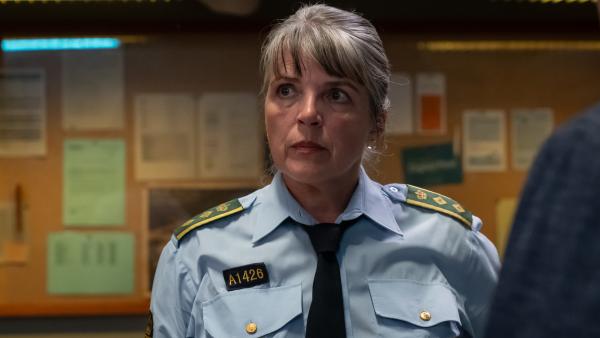 Bild 1 von 7: Die sonst so souveräne Polizeichefin Ulla Hanegaard (Lotte Andersen) gerät unter Druck: Offensichtlich hat sie ein wichtiges Detail übersehen.