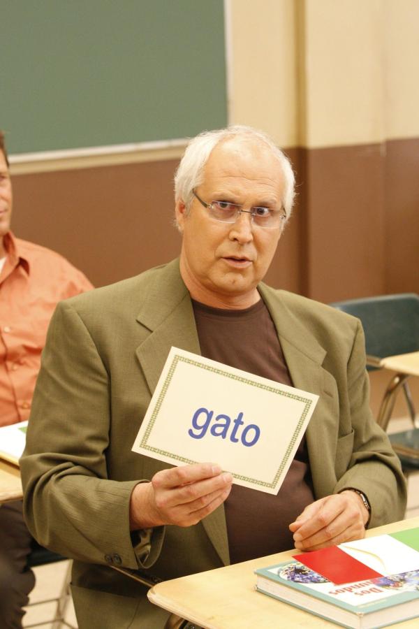 Bild 1 von 28: In einer Gruppenübung soll Jeff mit dem sichtlich betrunkenen Pierce (Chevy Chase) eine kleine Konversation ausarbeiten, die die beiden ordentlich vergeigen. Dennoch wird die Gruppe bestens unterhalten und auch Britta scheint von Jeff amüsiert zu sein ...