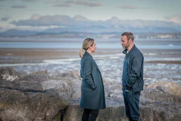 Bild 1 von 5: Lisa Armstrong (Morven Christie) drängt Andy Warren (Joe Absolom) dazu, ihren Kindern sein Geheimnis anzuvertrauen und somit reinen Tisch zu machen. Kann sich Andy dazu überwinden?