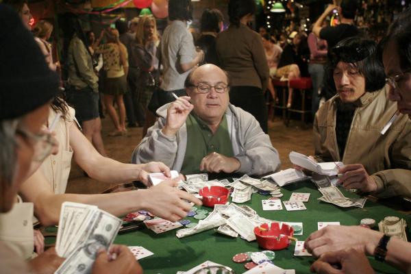 Bild 1 von 10: In der Bar ist nicht nur das Rauchen erlaubt, Frank (Danny DeVito, M.) hat auch vietnamesische Glücksspieler eingeladen. Bald darauf eskaliert die Situation ...