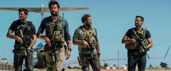 Bild 1 von 3: Left to Right: Pablo Schreiber plays Kris \