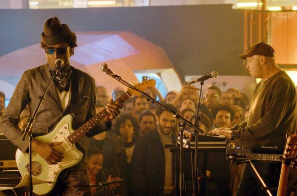 Bild 1 von 3: Erstmals stehen die beiden Musiker Keziah Jones (li.) und Philippe Cohen Solal (re.) im Ground Control gemeinsam auf der Bühne.