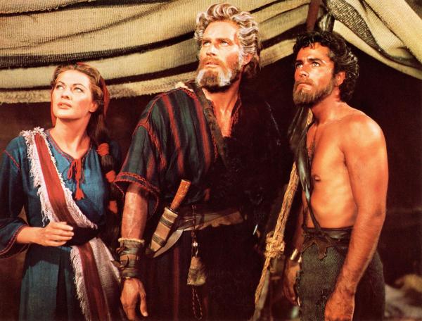 Bild 1 von 13: Im Bild: Yvonne De Carlo, Charlton Heston, John Derek.