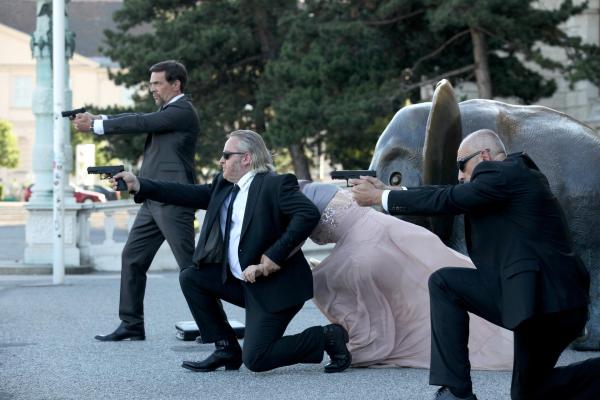 Bild 1 von 25: Im Bild (v.li.): Wolfgang Krewe (Thomas Hager), Gregor Seberg (Helmuth Nowak), Elisabeth Lanz (Michaela Löwe), Hannes Ipirotis (Bodyguard).