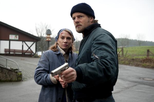 Bild 1 von 29: Während Andreas fest davon überzeugt ist, dass Silke Reiss (Nadeshda Brennicke, l.) etwas mit dem Mord an dem Biobauern zu tun hat, glaubt Mick (Henning Baum, r.) an ihre Amnesie und Unschuld. Ein Fehler?