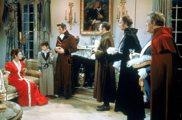 Bild 1 von 5: Mitten in der Nacht teilen drei Botschafter Désirée (Jean Simmons, li.), Bernadotte (Michael Rennie, 3.v.l.) und ihrem gemeinsamen Sohn mit, dass Bernadotte zum Thronerben Schwedens bestimmt wurde.