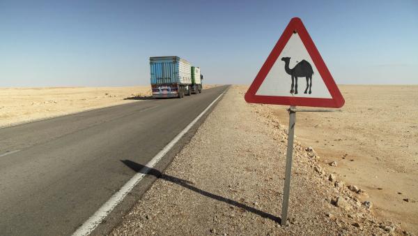 Bild 1 von 3: Heute verkehren Lkw statt Kamele auf den alten Handelswegen der Wüste.