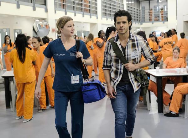 Bild 1 von 17: Nicolette Nevin (Emily VanCamp, l.); Dr. Alec Shaw (Miles Gaston Villanueva, r.)