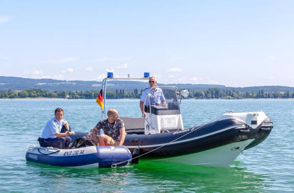 Bild 1 von 2: Im Bild: Pirmin Spitznagel (Simon Werdelis, l.) und Paul Schott (Tim Wilde, r.) entdecken auf Streife den Taucher Arno Gierke (Urs Jucker, M.), der ihnen gesteht, dass er sein Boot und seinen Tauchpartner vermisst.