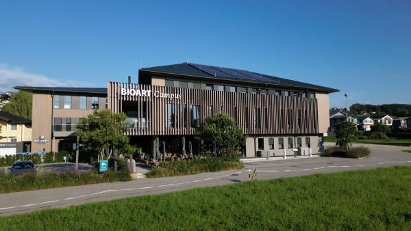 Bild 1 von 2: Im Bild: BioArt Campus in Seeham. Hier wird mit Bio-Lebensmittel gekocht und verkostet.