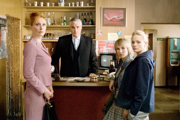 Bild 1 von 6: Im Bild: Paul hat eine marode Pension erworben. Leider hat die einzige Angestellte, die Putzfrau, kurzerhand gekündigt. Nun stehen Adina Gabriel (Andrea Sawatzki, li.), Paul Gabriel (Sky du Mont), Sarah Gabriel (Maxi Warwel) und Lilo Gabriel (Mavie Hörbiger, re.) ihren ersten Gästen gegeüber: Eine Busladung Vietnamesen.